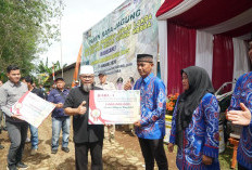 Gubernur Bengkulu Helmi Serahkan Juara SADESAHE, Kaur Juara II dapat Rp 500 Juta