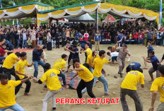 Tradisi Perang Ketupat Bulan Ramadan di Pantai Pasir Kuning