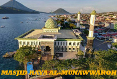 Masjid Raya Al-Munawwaroh Berdiri di Tepi Pantai dan di Depan Pegunungan