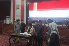 Paripurna DPRD Bengkulu Ricuh, Hujan Interupsi hingga Aksi Walkout Ketua DPRD Sumardi