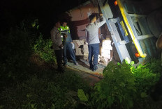 BREAKING NEWS!!  Jelang Malam Pergantian Tahun, Mobil Box Mitsubishi Fuso Terguling 