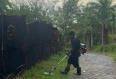 Sambut Idul Fitri, Puluhan Pemuda Gotong Royong Bersihkan Pantai Bunga Karang