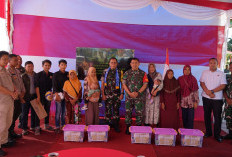 Tim Wasev TMMD Salur Sembako, Perlengkapan Olahraga Hingga Tanam Pohon Bersama