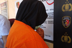 Saat Ditangkap Polisi, Emak-emak Pakai Daster Viral, Kini Menjadi Tersangka Kasus Pencurian 