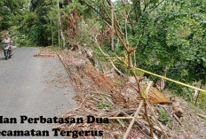 Pengendara Waspada Melintas, Jalan Perbatasan Dua Kecamatan Tergerus