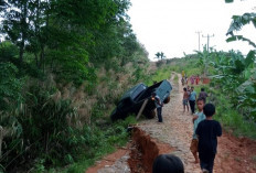 Mobil Ford Ranger Pasutri Nyungsep di Jalan Amblas Desa Pasar Jumat