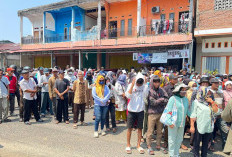 Laporan Dihentikan, Ratusan Massa Paslon 02 Kepung Kantor Bawaslu BS, Begini Kata Komisioner