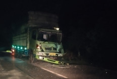 BREAKING NEWS! Fuso Nabrak Truk Parkir, 1 Mekanik Kaur Meninggal Dunia