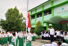 Beri Semangat Siswa Baru, Kakan Kemenag Kaur Jadi Pembina Upacara di MIN 1 Kaur 