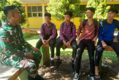 Anggota Satgas TMMD ke-124 Kodim 0408/BS Komsos dengan Siswa SMAN 4 Kaur dan Tokoh Agama