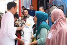 Jokowi Bagikan Paket Sembako di Bogor, Segini Paket Bansos Diberikan ke Warga