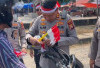 Kobarkan Semangat Kemerdekaan HUT RI ke-81, Kapolres Kaur Bagikan Bendera Merah Putih 