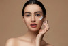 Reapply Sunscreen Diatas Makeup Tapi Takut Rusak, Intip Tips Amannya Di Sini!