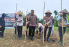 Kapolsek Kedurang Ilir dan Masyarakat Tanam Jagung di Lahan Sawit, Dukung Program Asta Cita Presiden