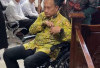Naik Kursi Roda, Agusalim Hadapi Dakwaan Kasus Kredit Rp5 Miliar
