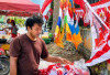Jelang HUT RI, Pedagang Bendera Merah Putih Mulai Ramaikan Kota Manna, Harga Hanya Seginian!