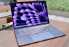 Cari Laptop Tipis dan Ringan, Apple MacBook  Air M3 Andalannya! Speknya Segacor Ini Loh!