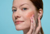 Kulit Rosacea Tapi Ingin Pakai Makeup, Ini Tips Tepat Mengaplikasikannya!